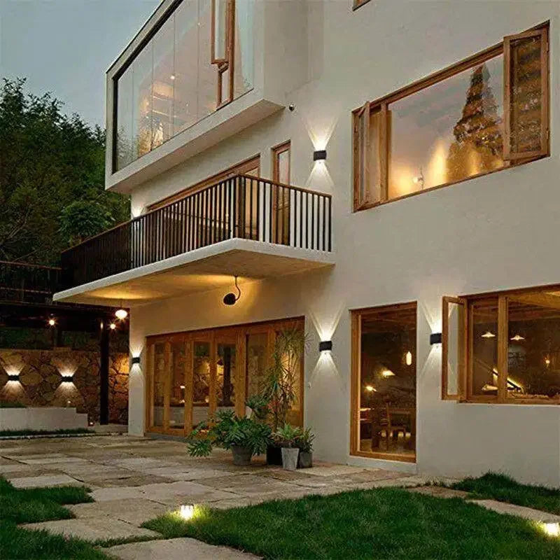 LUMIGUARD Applique murale solaire extérieure à lumière chaude.